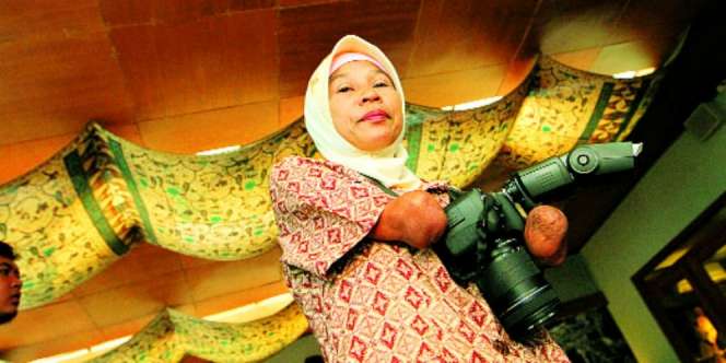 Ibu Rusidah Sang Fotografer, Meski Tanpa Jari Sejak Kecil 