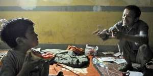 Kisah Pemulung Membesarkan Anak yang Dibuang ke Bak Sampah