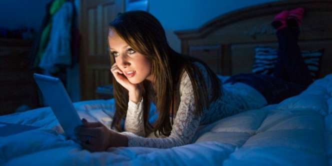 Bahaya Main Ponsel Jelang Tidur