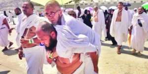 Gendong Kakek Renta Selama Berhaji, Pria Ini Panen Pujian