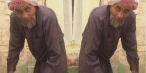 Demi Salat Berjamaah, Kakek Ini Rela Merangkak ke Masjid