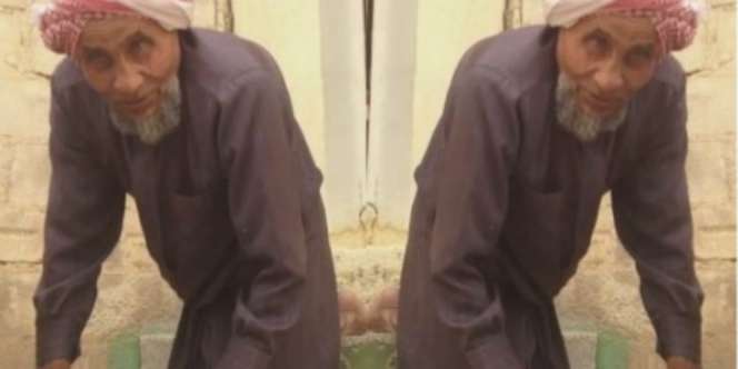 Demi Salat Berjamaah, Kakek Ini Rela Merangkak ke Masjid