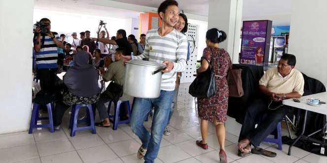 Jadi Tukang Bubur, Ini Penghasilan Norman Kamaru