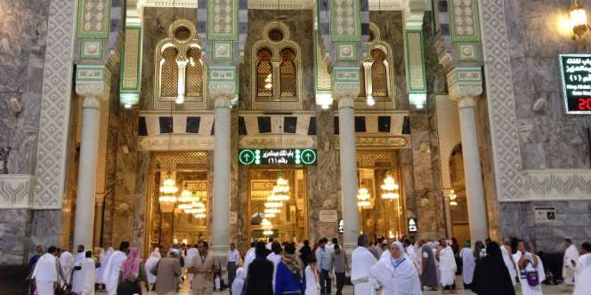 Megahnya Gerbang Masjid Tertinggi di Dunia