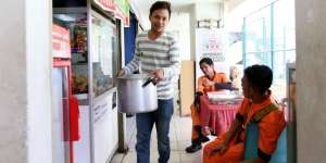 Kesibukan Norman Kamaru: Gotong Panci dan Layani Pembeli