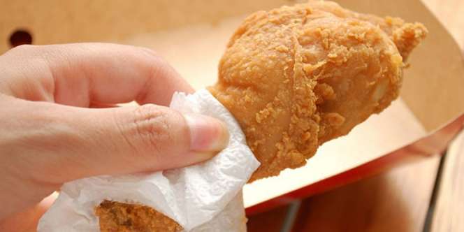 Lihat Cacing di Ayam Goreng Restoran, Wanita Ini Ngamuk