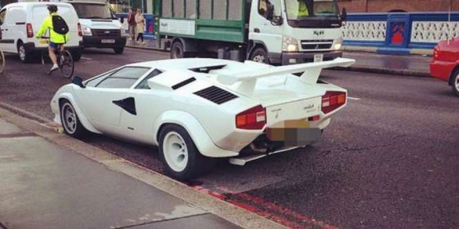 Habis Bensin, Lamborghini Rp 5 Miliar Dibuang di Pinggir Jalan