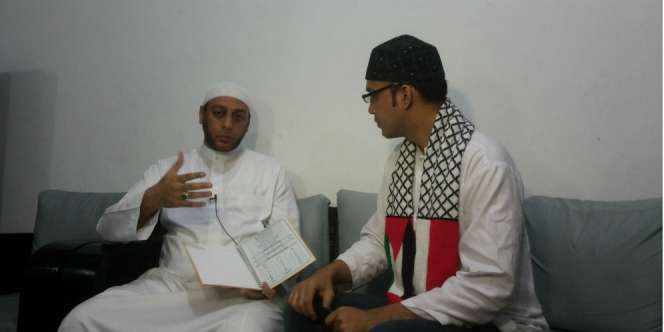 Surat Al Ikhlas Iringi Proses Mualaf Sandy Tumiwa