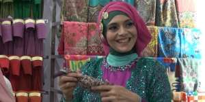 Dokter Cantik Ini Doyan Beri Tutorial Hijab di Musala