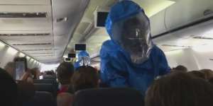 Bercanda Terjangkit Ebola, Pria Ini Diusir dari Pesawat