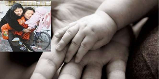 Berbakti, Wanita Ini Gendong Ibu Selama 21 Tahun