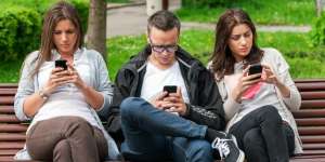 Bahaya 'Candu' Internet : Hidup Kurang Bahagia!