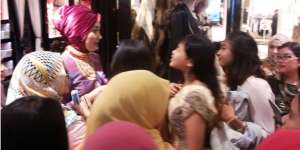 Selfie Jadi Ritual Wajib Penggemar Dian Pelangi