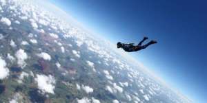 Manusia Terbang Misterius Salip Pesawat Airbus