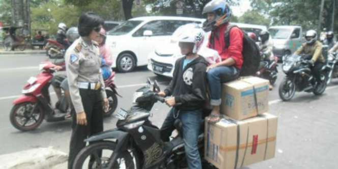 Polwan Stop Penumpang Motor yang Nangkring di Atas Kardus