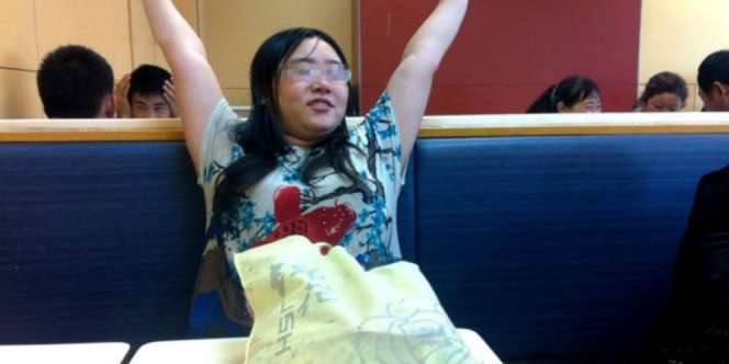 Putus Cinta, Perempuan Ini Seminggu Tidur di Outlet KFC