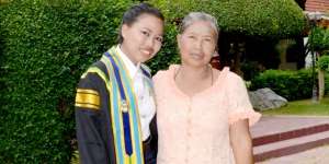 Pengajaran Ibu Antarkan Aku Raih Sarjana 