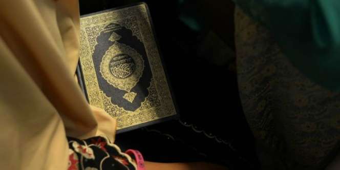 Pamer Foto Injak Alquran Pakai Sepatu, Wanita Ini Ditangkap