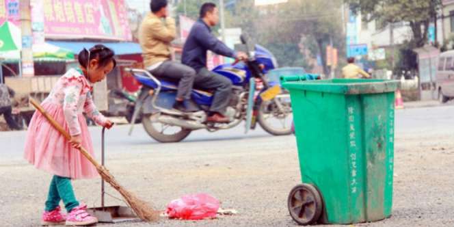 Bocah 5 Tahun Jadi Tukang Sapu Jalan, Demi Nenek