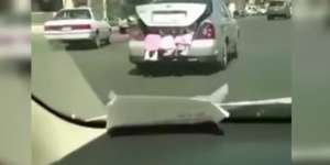 Aksi Gila Angkut Anak Sekolah di Bagasi Mobil