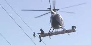 Pakai Heli, Selamatkan Burung di Kabel Tegangan Tinggi