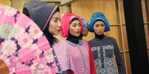 Hijab Jeans Origami ala Geisha di JFW