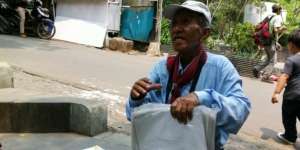 Kakek Renta Tukang Foto Keliling Bikin Haru Sosmed
