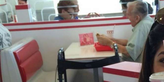 Mengharukan, Pria Ini Makan Ditemani Foto Mendiang Istrinya