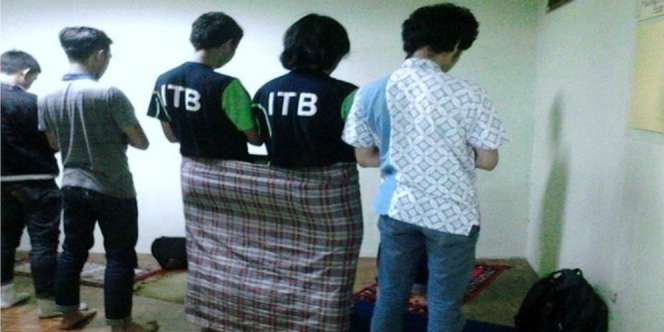 Heboh Salat Satu Sarung Berdua