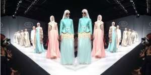 Kelembutan Poppy Theodorin di JFW 2015