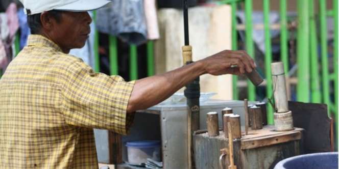 Kesabaran Penjual Kue Putu