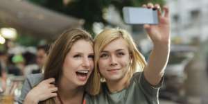 Geger Hantu Wanita `Numpang` Selfie di Foto