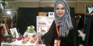 Dea Shoes : Alas Kaki dari Kayu & Batik Pekalongan