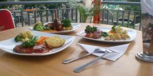 Lokomotif Kuliner : Sensasi Makan di `Kereta Api`