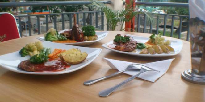 Lokomotif Kuliner : Sensasi Makan di `Kereta Api`