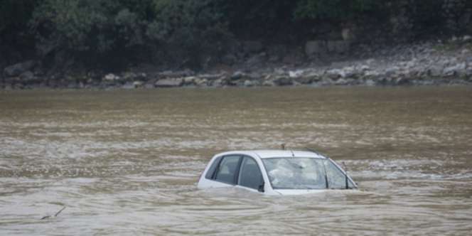 Tak Terima Dicerai, Suami Ceburkan Mobil Istri ke Sungai