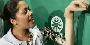 Ketegaran Wanita Berlengan Bionik