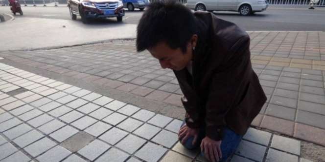 Berlutut 30 Hari, Demi Kata Maaf dari Sang Kekasih