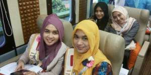 Serunya Finalis World Muslimah Award Naik Kereta Wisata ke DIY