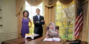 Hijaber Jadi Akrab dengan Selebriti Dunia di Madame Tussauds