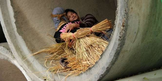 Jengkel Uang Dihabiskan Istri, Pria Ini Tidur di Pipa Beton