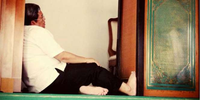 Foto Gubernur Aher Ketiduran di Musala Ramai di Sosmed