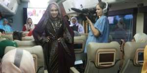 Finalis World Muslimah Fashion Show di Gerbong Kereta