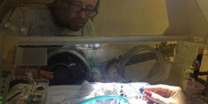 Perjuangan Ayah Hibur Bayi `Sakaratul Maut`