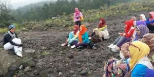Finalis World Muslimah Redakan Stres di Puncak Merapi
