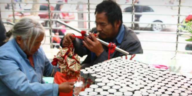 Tukar Ribuan Uang Receh Demi Biayai Sekolah Anak