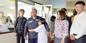 Tukang Sampah Tolak Sumbangan Artis Cantik