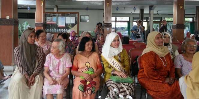 Isak Tangis Finalis World Muslimah di Panti Jompo