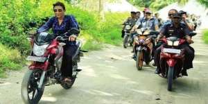 Foto Menteri Susi 'Geber' Motor Laki saat Blusukan