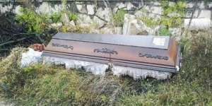 Ingin Hidup Bersama, Nenek Ini Gali Kuburan Suami